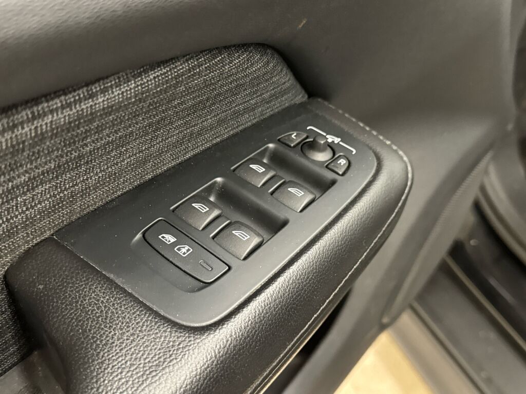 Volvo V60 Cross Country 2023 Musta