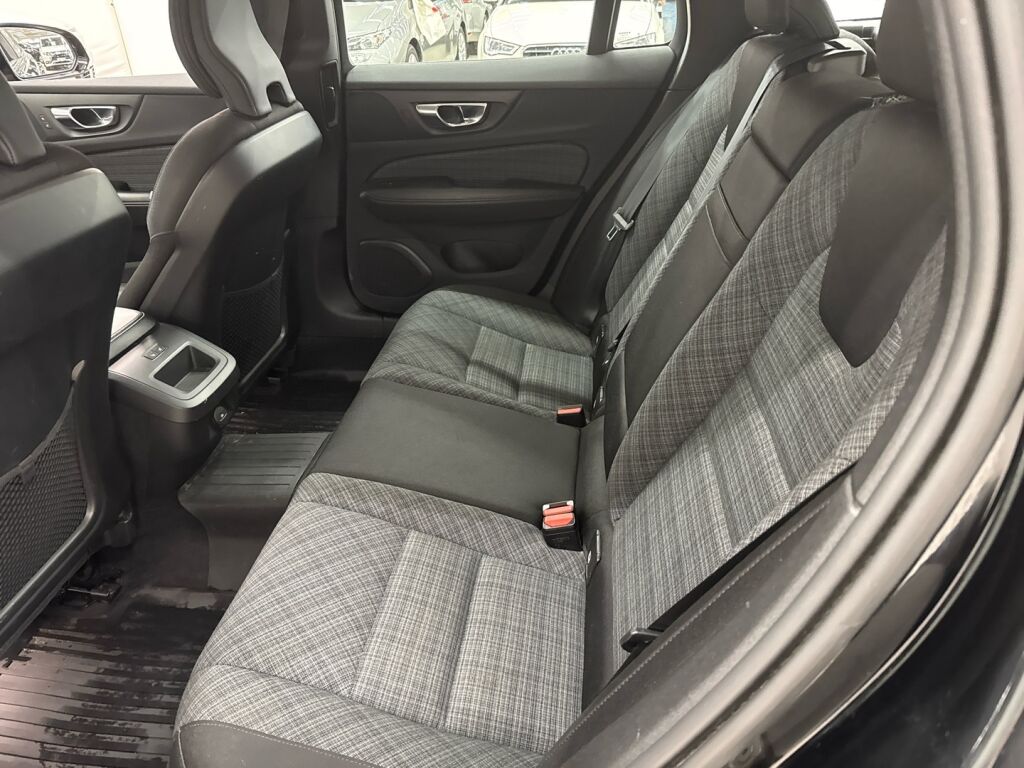 Volvo V60 Cross Country 2023 Musta