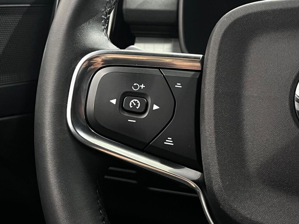 Volvo XC40 2023 Musta