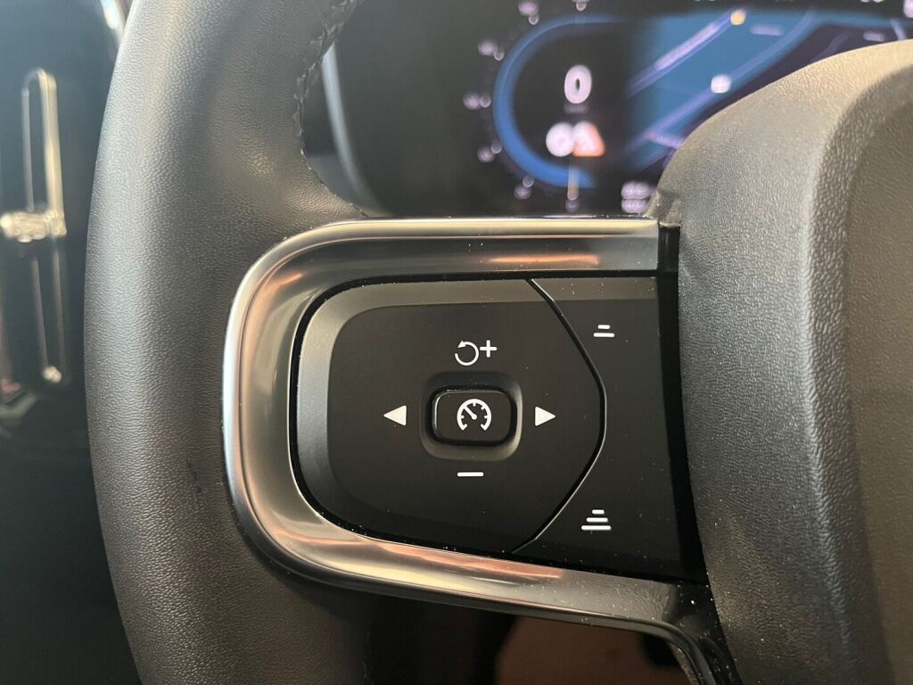 Volvo XC40 2023 Musta