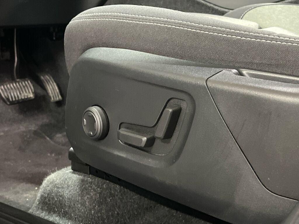 Volvo XC40 2023 Musta