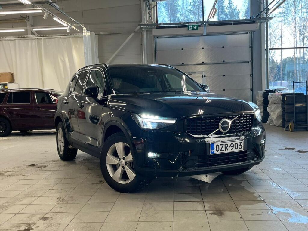 Volvo XC40 2023 Musta