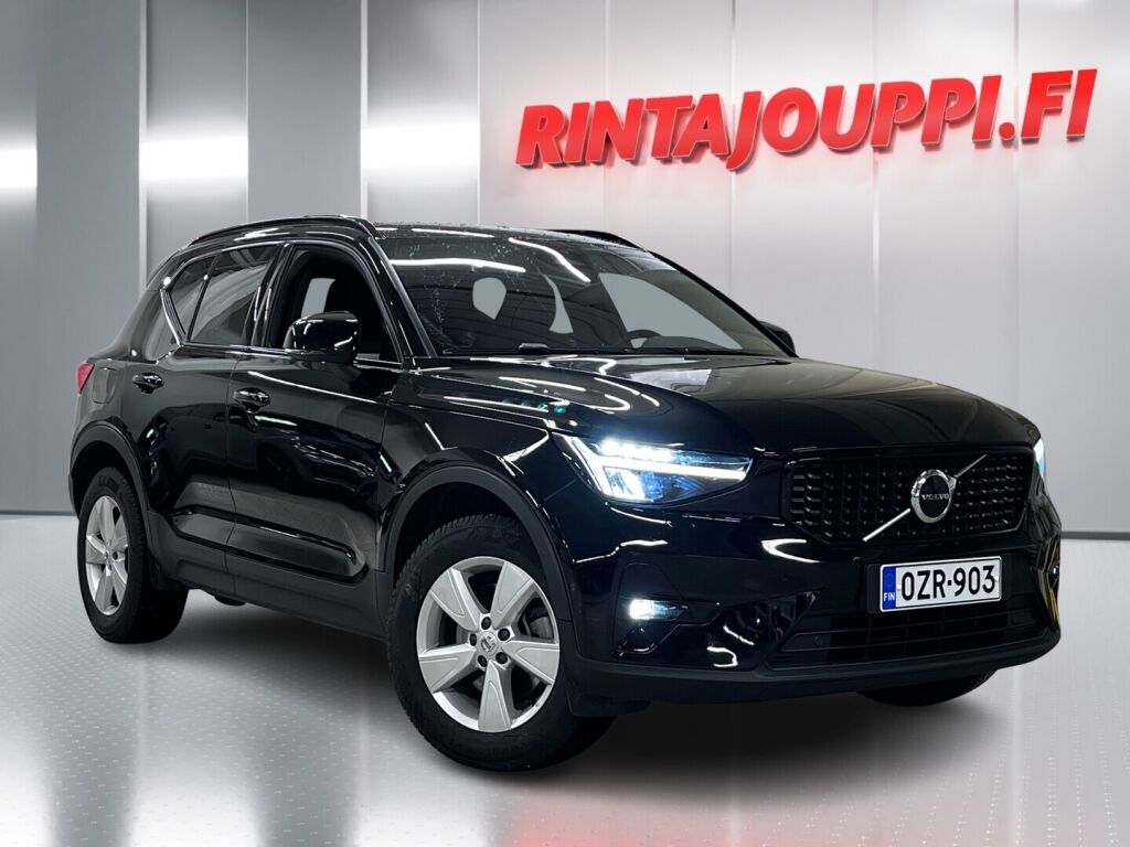 Volvo XC40 2023 Musta