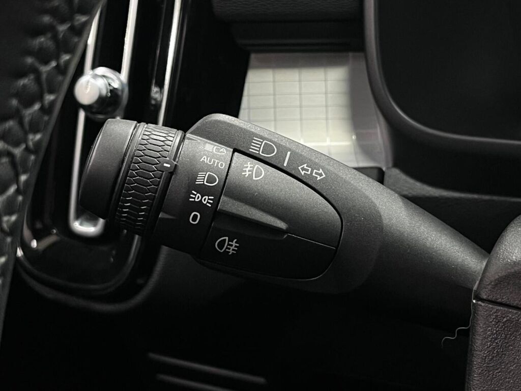 Volvo XC40 2023 Musta