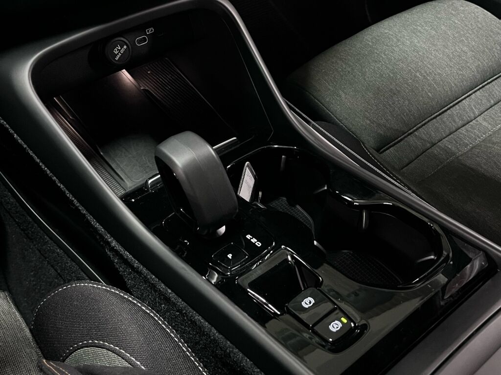 Volvo XC40 2023 Musta