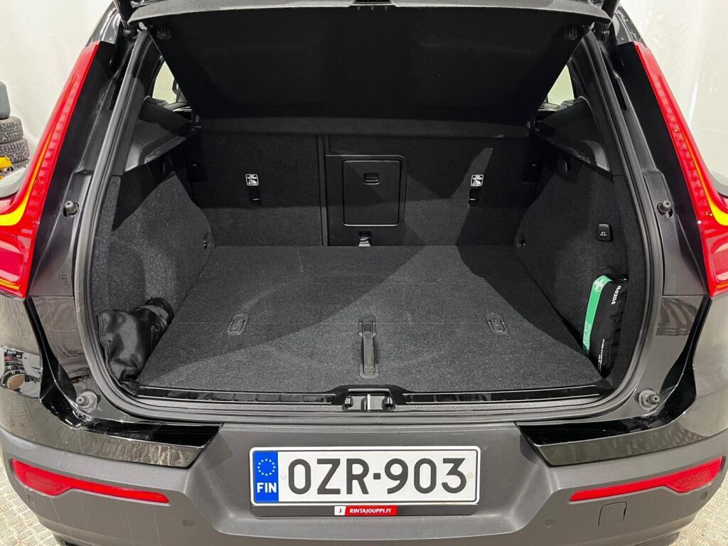 Volvo XC40 2023 Musta
