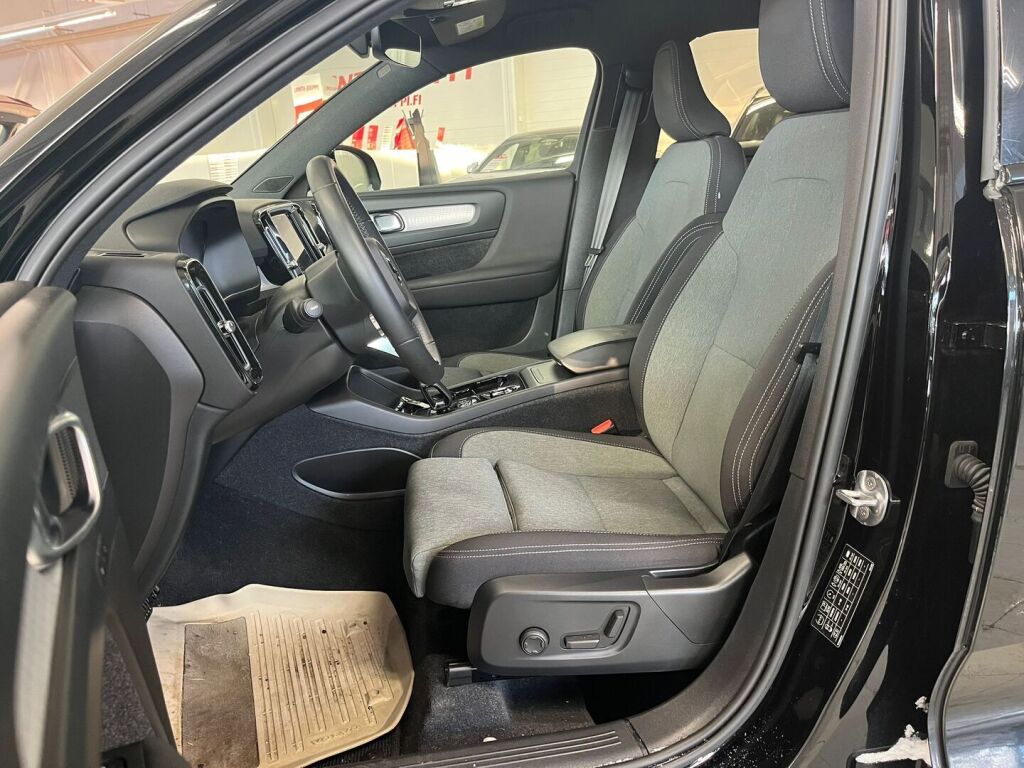 Volvo XC40 2023 Musta