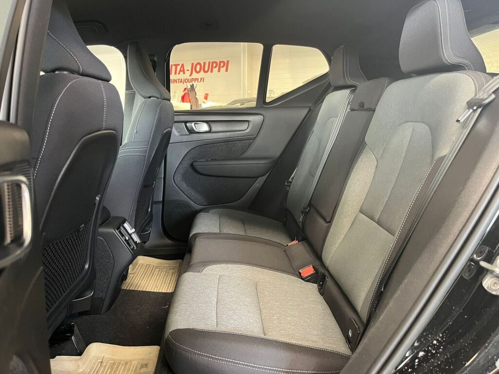 Volvo XC40 2023 Musta