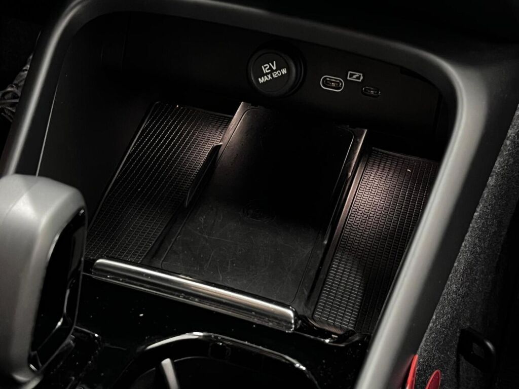 Volvo XC40 2023 Musta