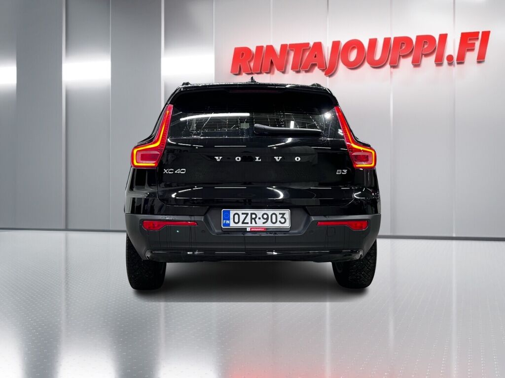 Volvo XC40 2023 Musta