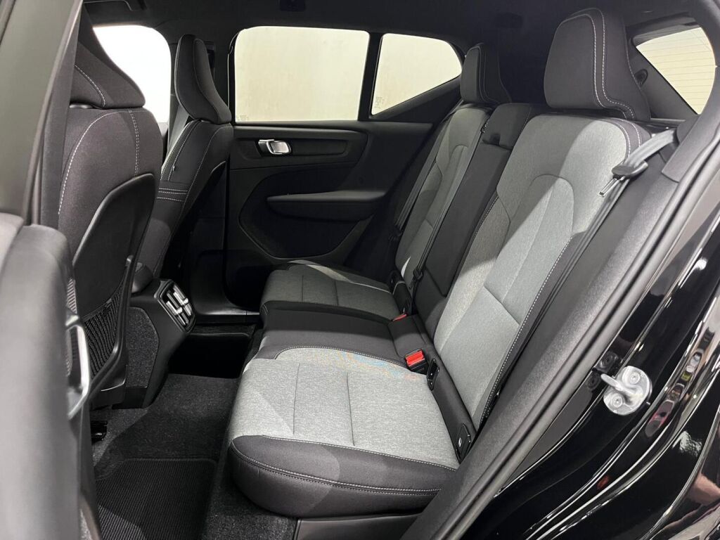 Volvo XC40 2023 Musta