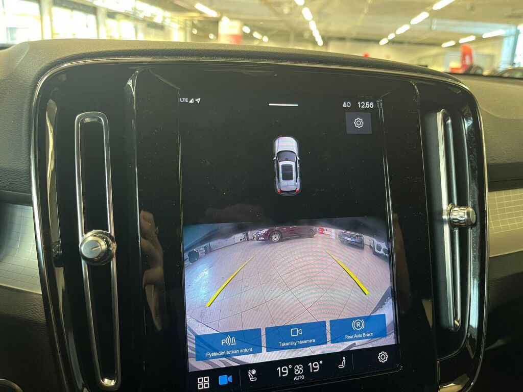 Volvo XC40 2023 Musta