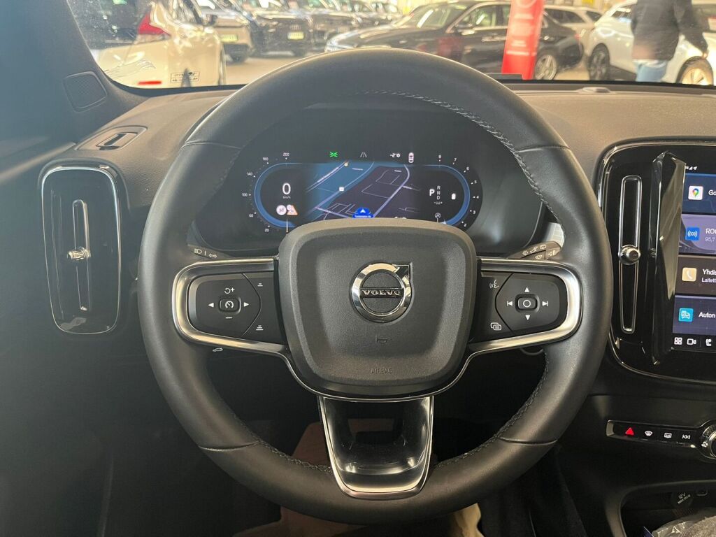 Volvo XC40 2023 Musta
