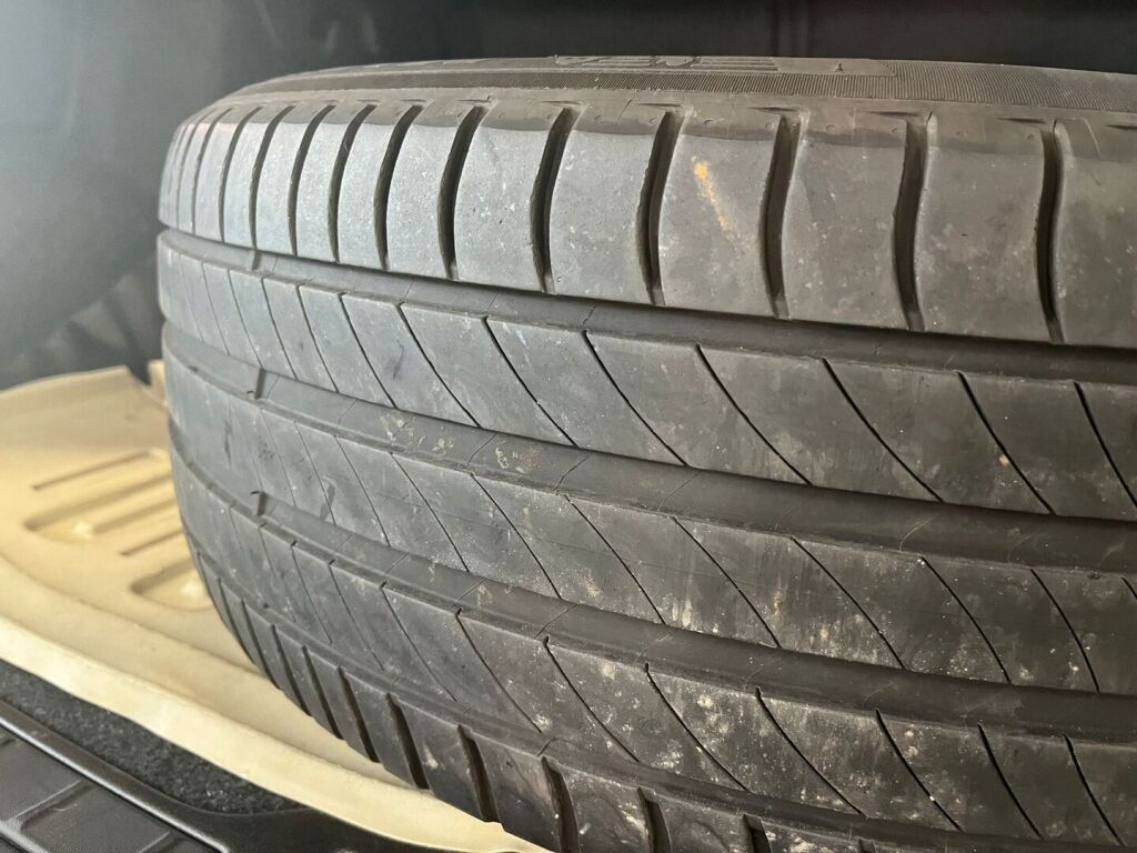 Volvo XC40 2023 Musta