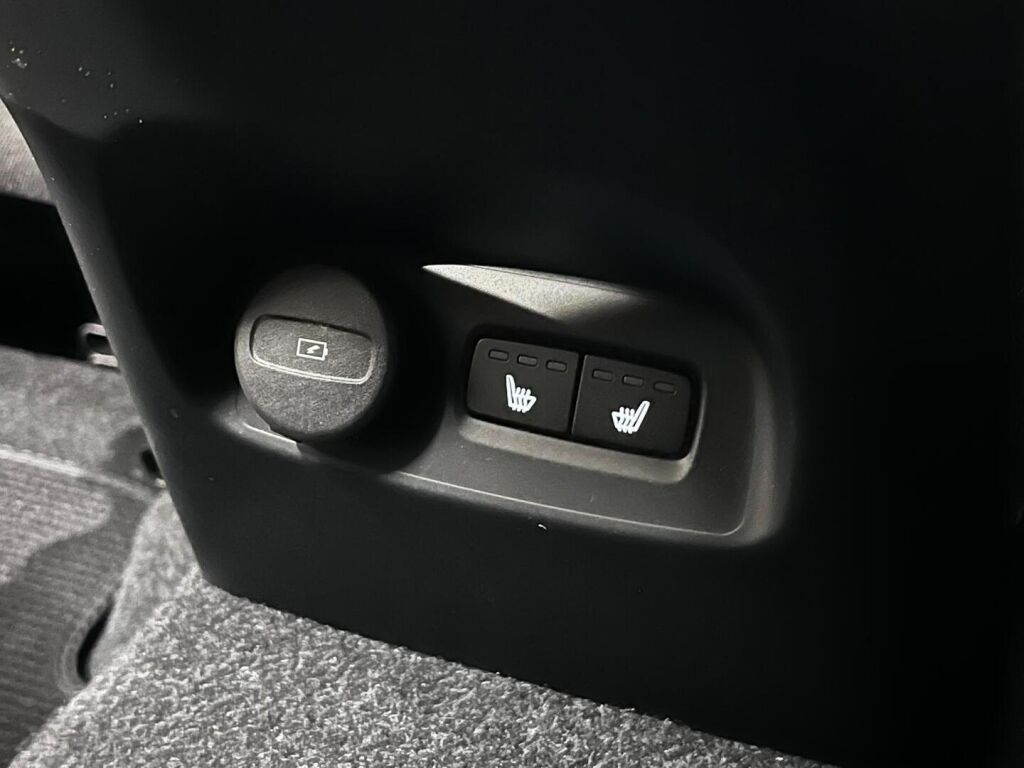 Volvo XC40 2023 Musta