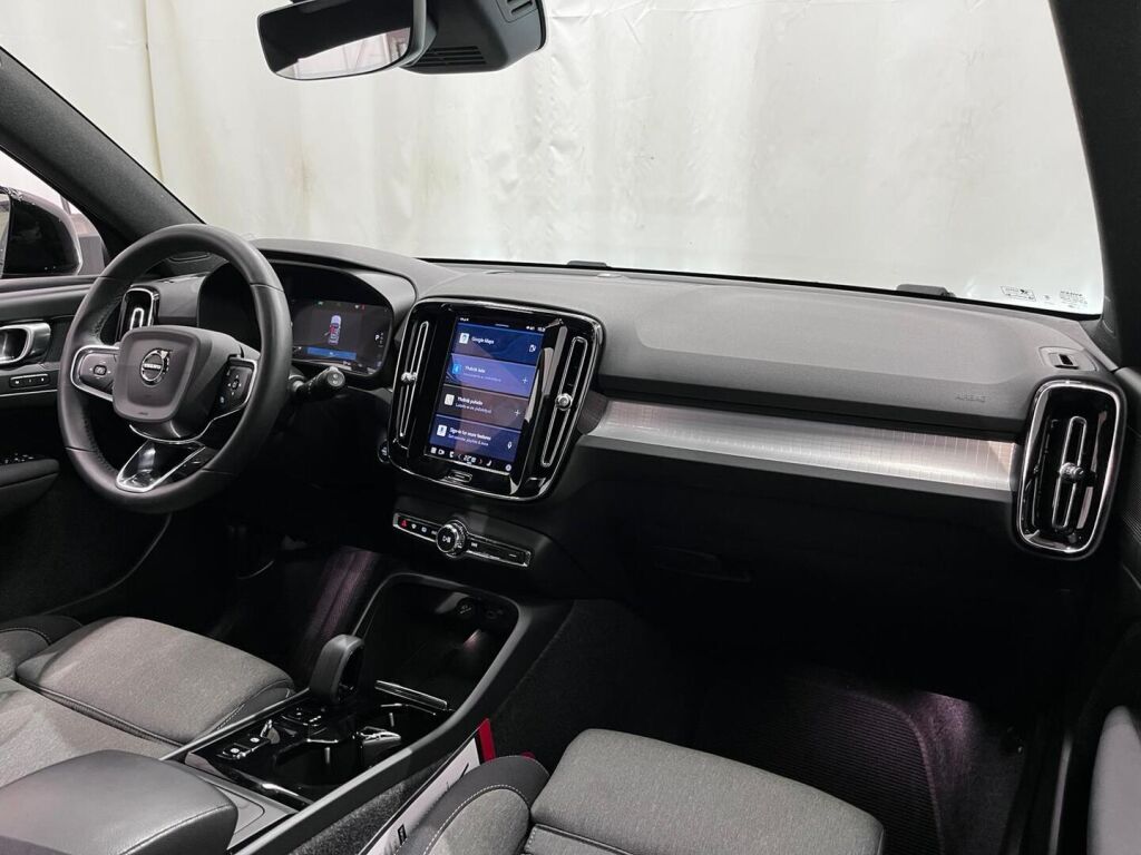Volvo XC40 2023 Musta