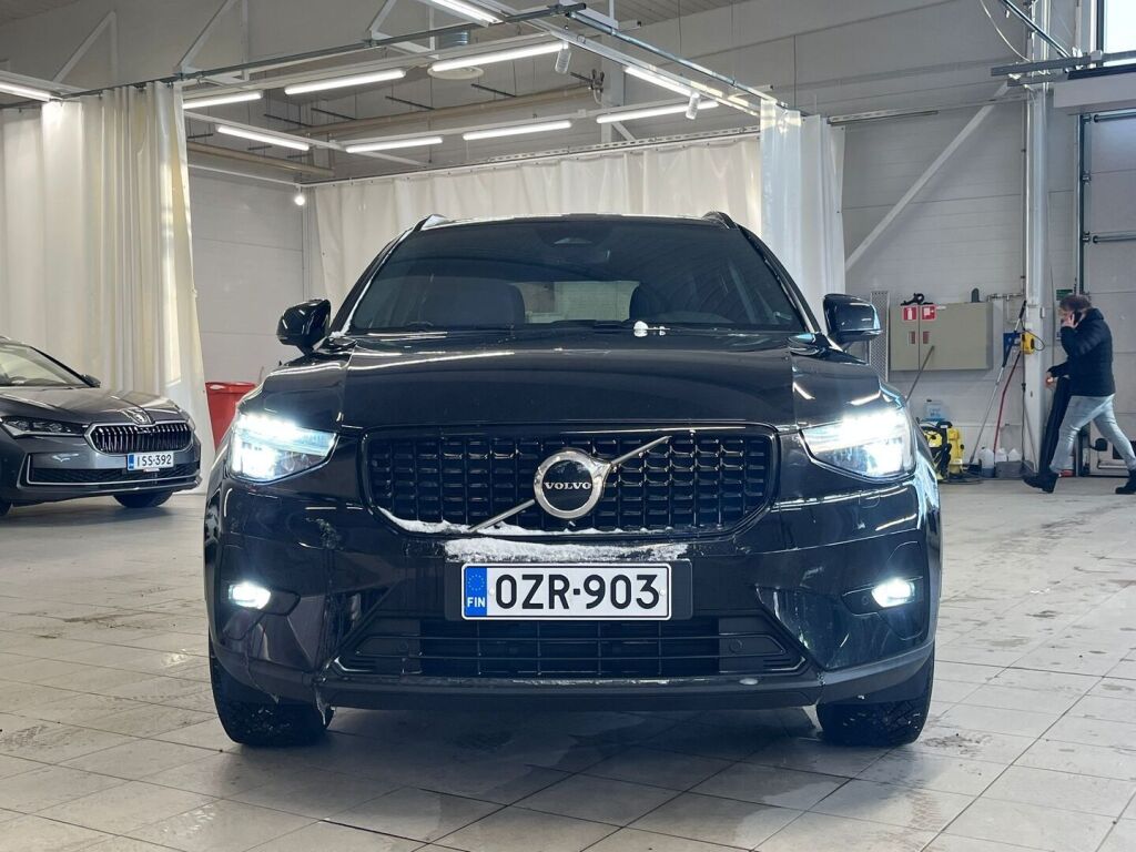 Volvo XC40 2023 Musta