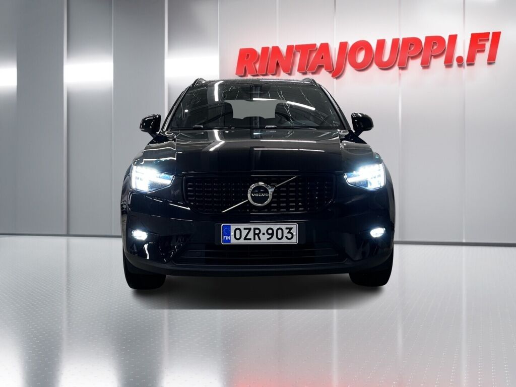 Volvo XC40 2023 Musta