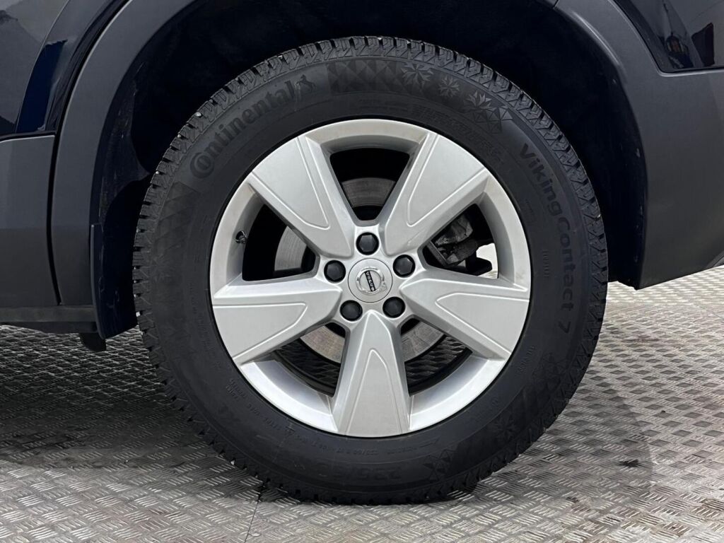 Volvo XC40 2023 Musta