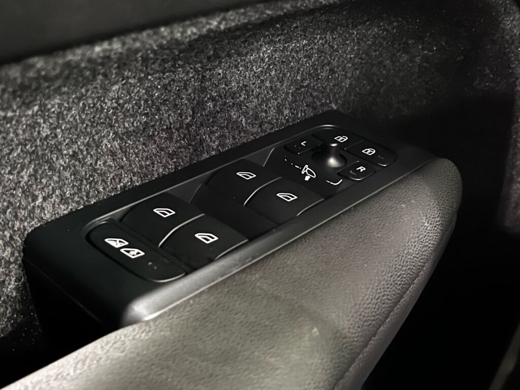 Volvo XC40 2023 Musta