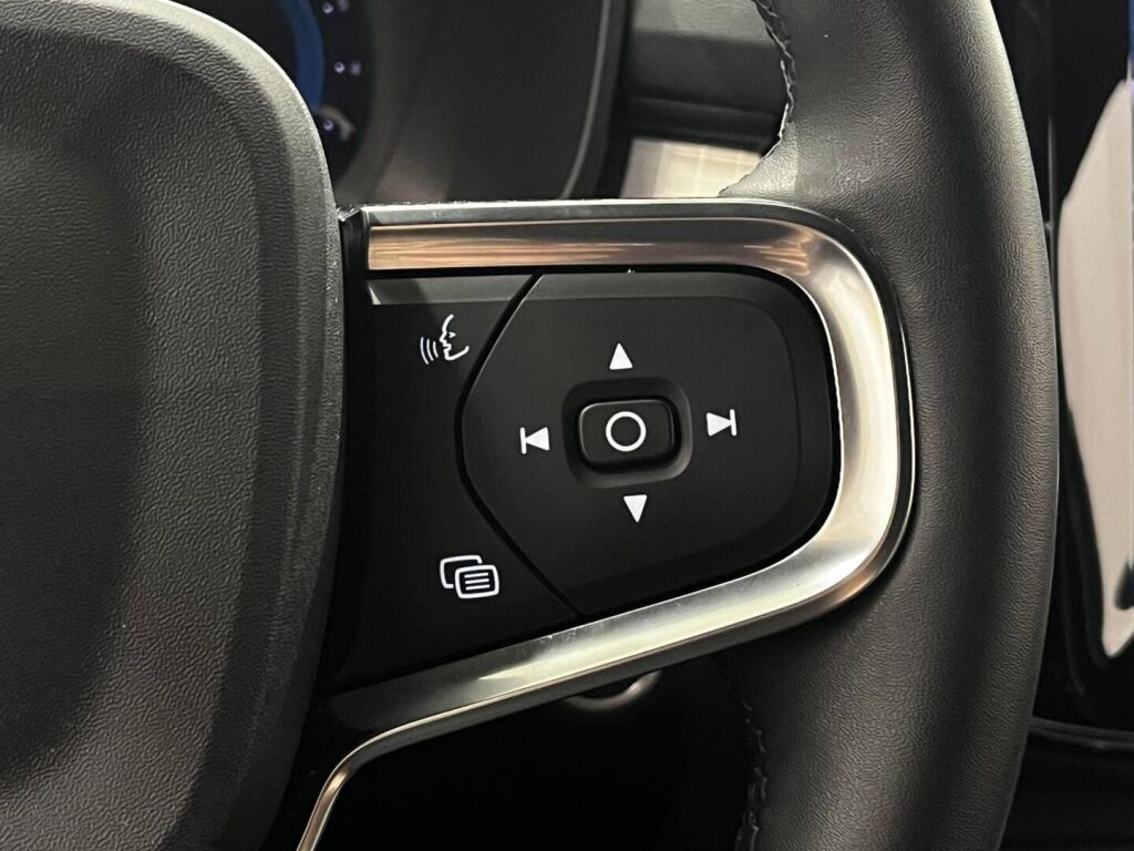 Volvo XC40 2023 Musta