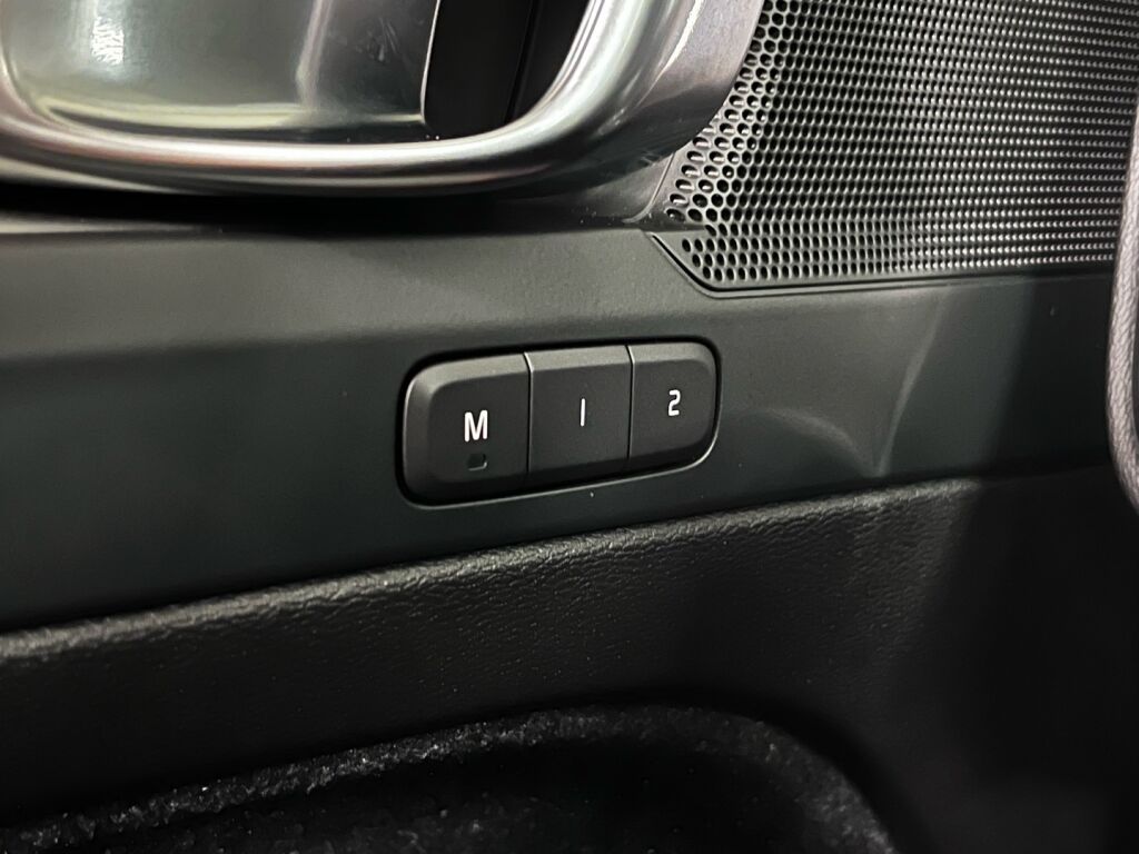 Volvo XC40 2023 Musta