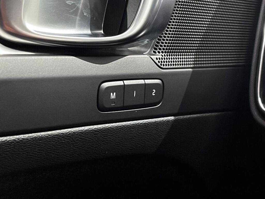 Volvo XC40 2023 Musta