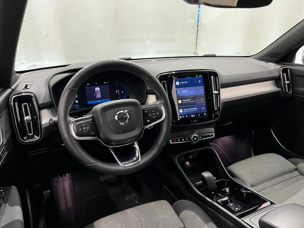 Volvo XC40 2023 Musta