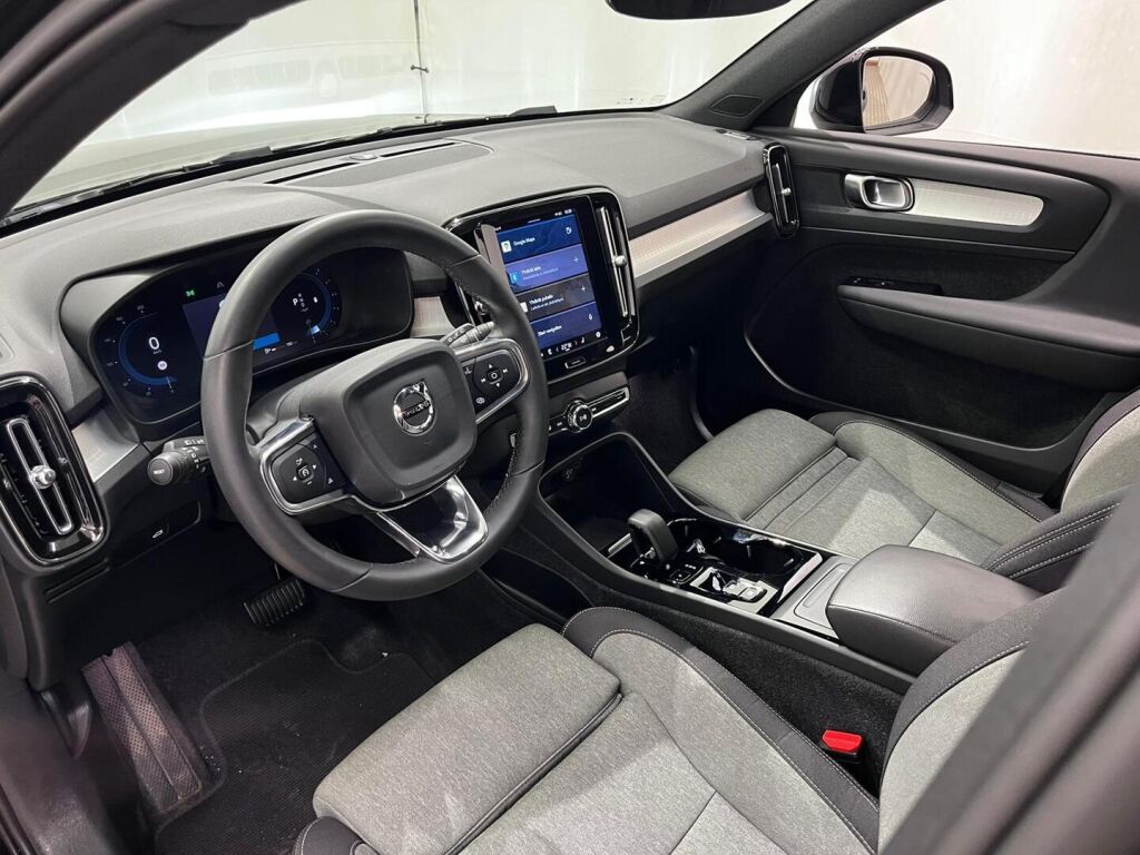 Volvo XC40 2023 Musta