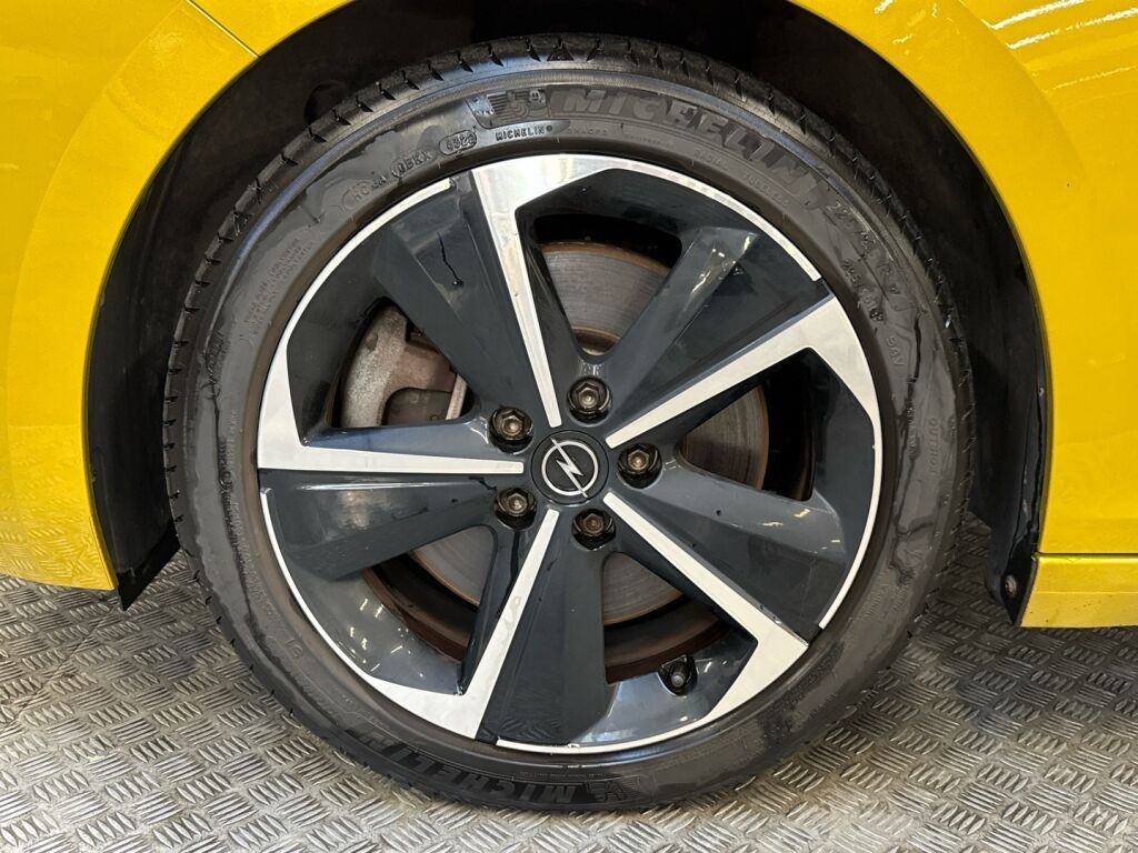 Opel Astra 2023 Keltainen