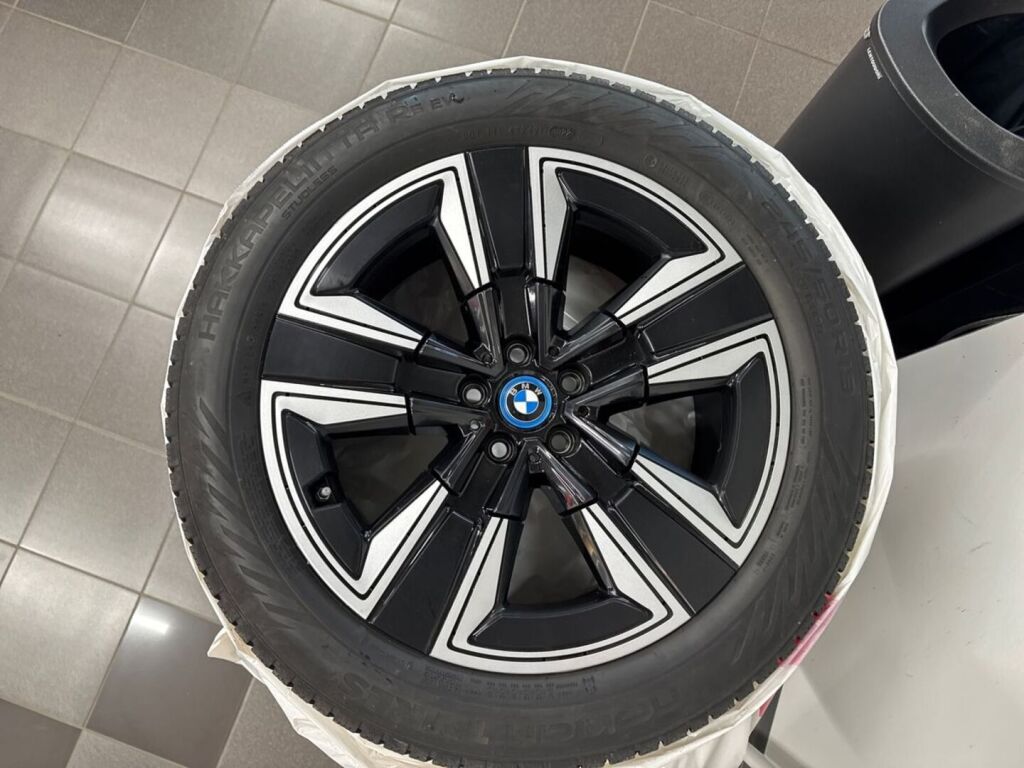 BMW iX3 2024 Musta