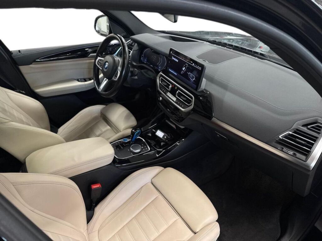 BMW iX3 2024 Musta