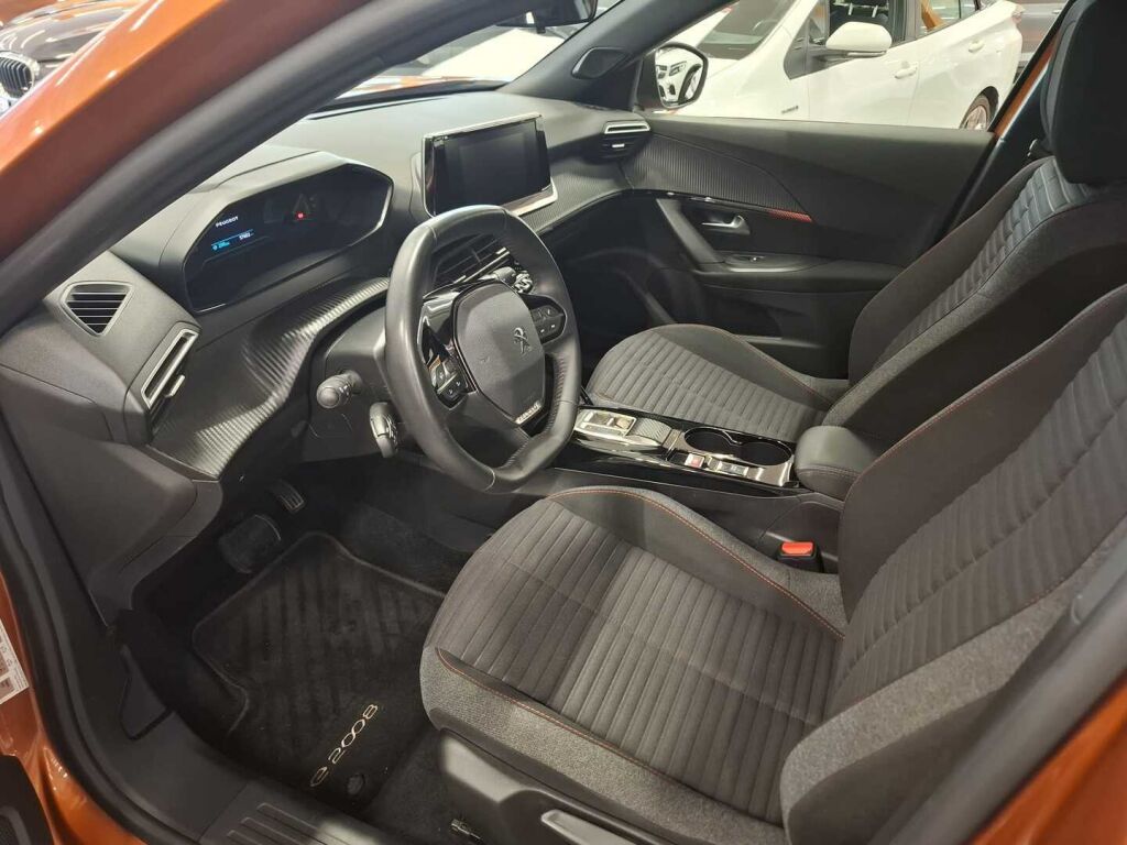 Peugeot e-2008 2023 Oranssi