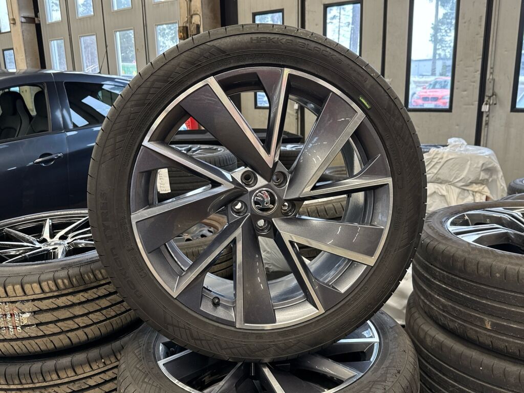 Skoda Enyaq 2023 Musta