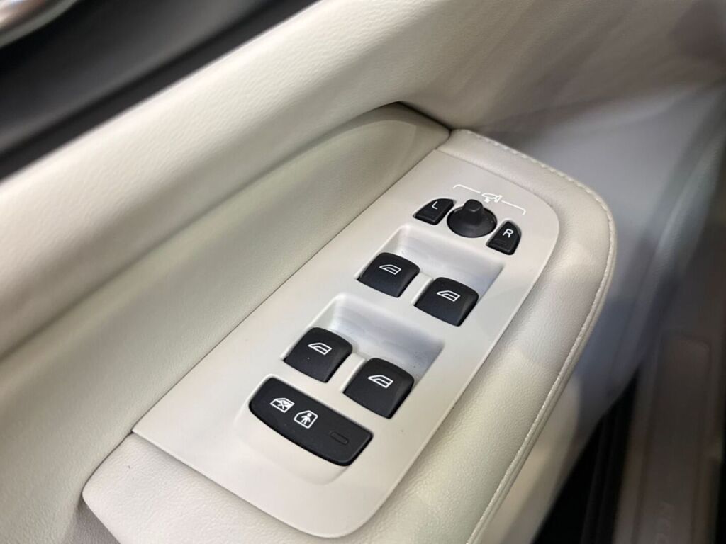 Volvo V60 2023 Musta