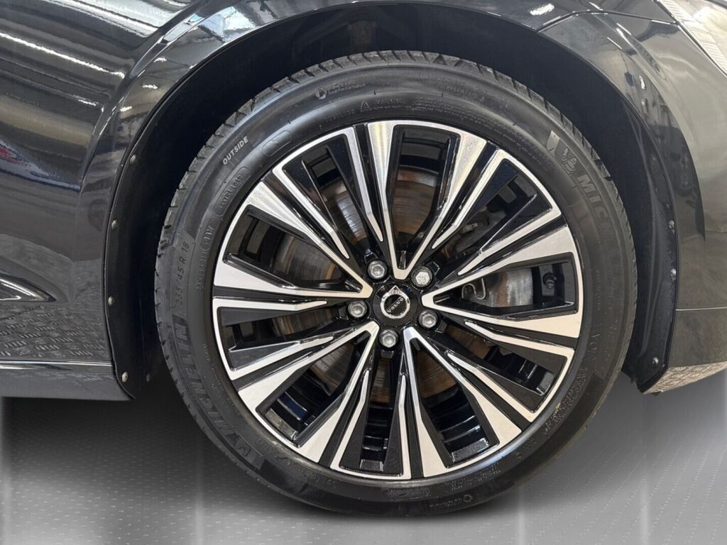 Volvo V60 2023 Musta