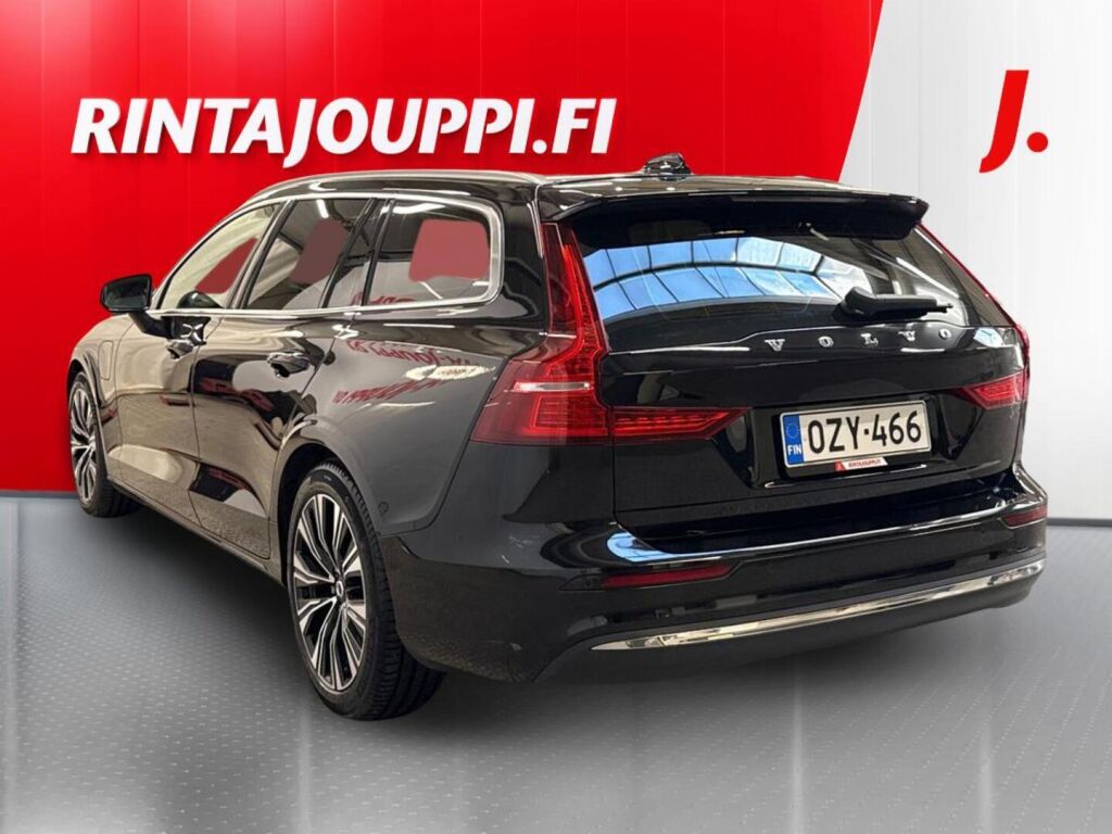 Volvo V60 2023 Musta