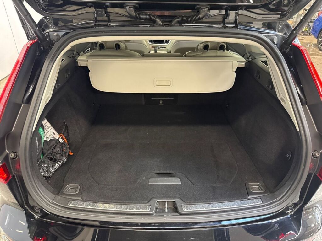 Volvo V60 2023 Musta