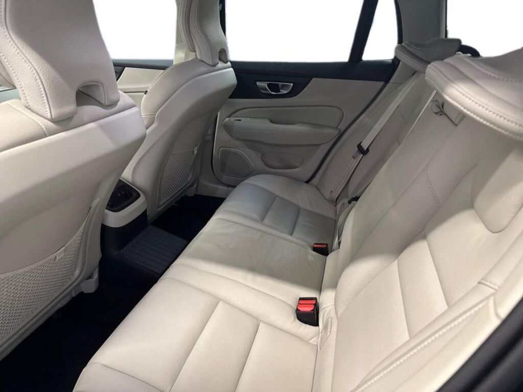 Volvo V60 2023 Musta