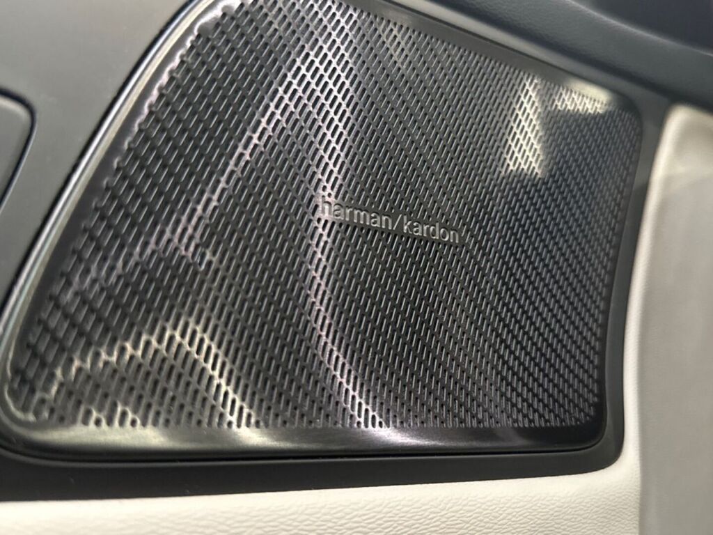 Volvo V60 2023 Musta