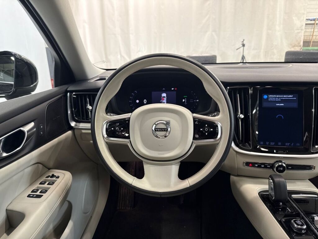 Volvo V60 2023 Musta