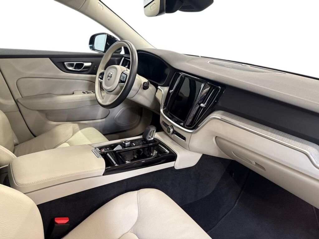 Volvo V60 2023 Musta