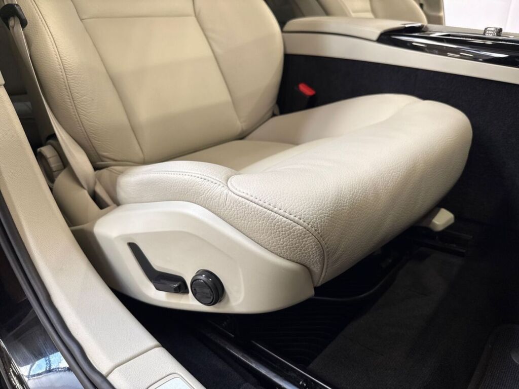 Volvo V60 2023 Musta