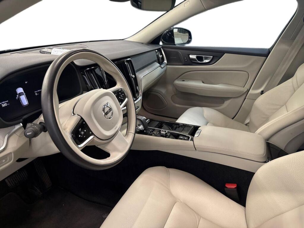 Volvo V60 2023 Musta