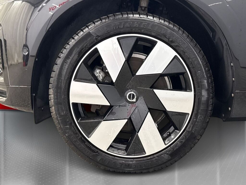 Volvo XC60 2024 Musta