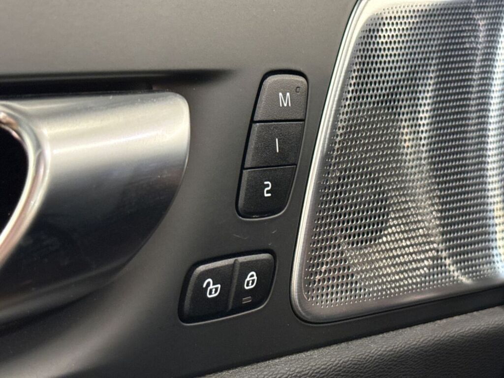 Volvo XC60 2024 Musta
