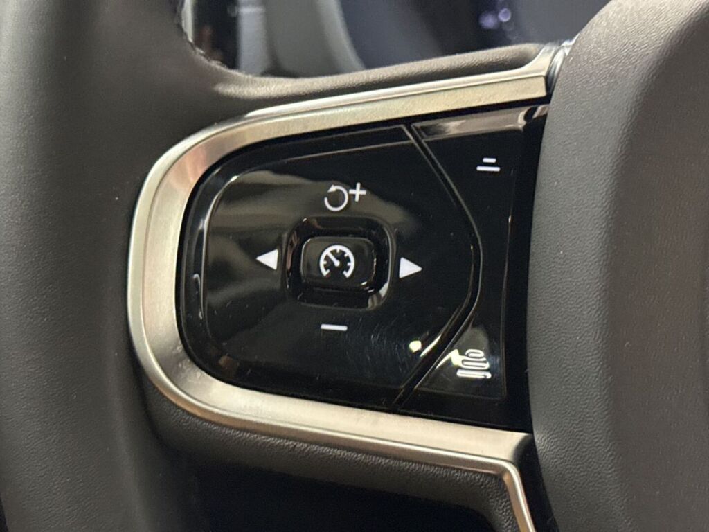 Volvo XC60 2024 Musta