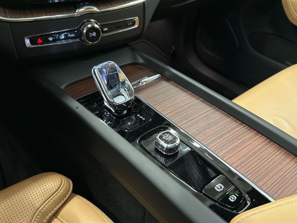 Volvo XC60 2024 Musta
