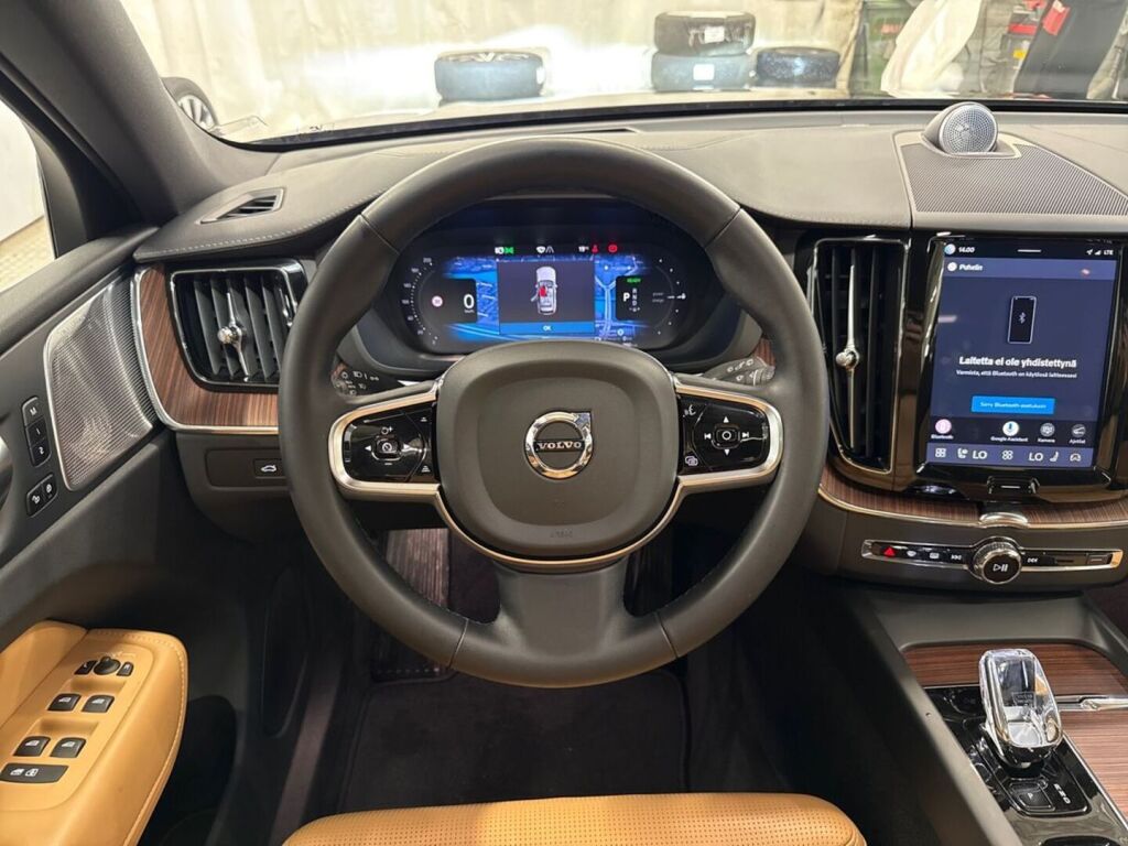 Volvo XC60 2024 Musta
