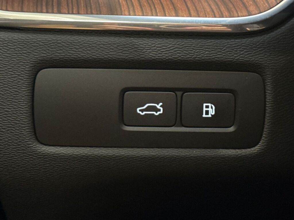 Volvo XC60 2024 Musta